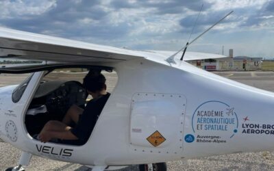 Trois jeunes lauréats prennent leur envol en avion électrique